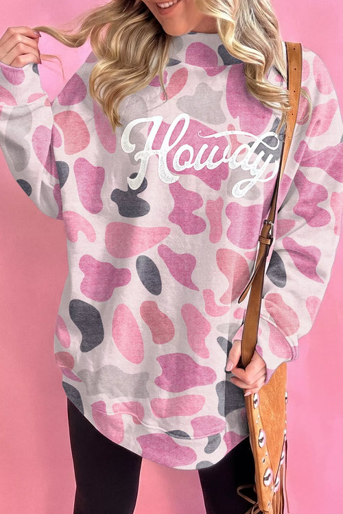 Sweatshirt camo rose stylisé avec un sac en daim marron à franges sur fond rose uni