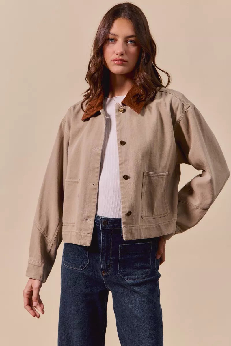 SO ME Womens Cropped Barn Jacket Cotton Twill Taupe wtih Collar and Pockets 8429ee1bfee54842a9940f3df64eebf6-Max-Origin Trendsi