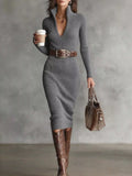 Mannequin en robe tricotée côtelée gris chiné à col V plongeant, large ceinture en cuir marron, bottes western et sac main en studio