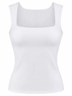 Tank cuello cuadrado blanco en maniquí fantasma mostrando tirantes anchos y dobladillo limpio