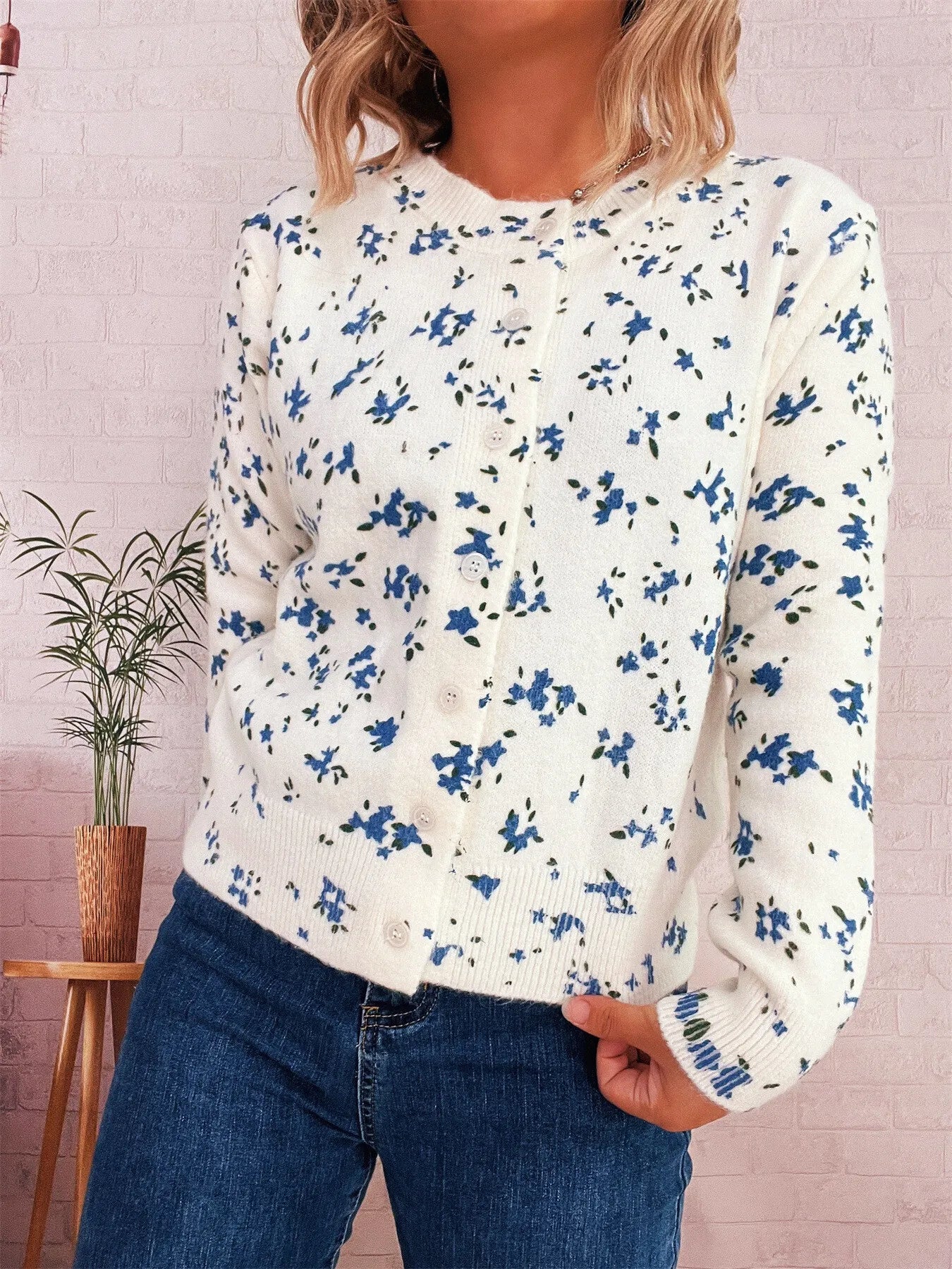 Women's Cardigan Floral Button-Up Long Sleeve Knit Round Neck 8796fe3b55eb4f6f9ad4c7ddffe2e182-Max-Origin Trendsi