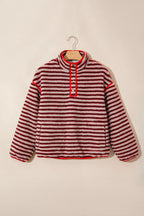 Sudadera fuzzy a rayas en perchero: solapa completa, bolsillos laterales y detalles de ribete rojo