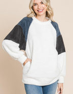 Culture Code Sweatshirt Faux Fur Women White Color Block Raglan Sleeve Pocketed White 942ec8ea-a4b9-4867-bc56-a639f7fc7a5a-Max Trendsi