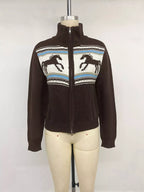 Frontalansicht am Mannequin: dunkelbraune Zip-Up-Jacke mit hohem Mock-Neck, silbernem Reißverschluss und Fair-Isle-Pferdemotiv