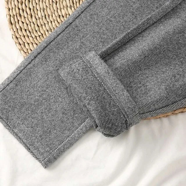 Barra de calça harem cinza com trama canelada distinta contra fundo branco
