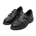 Schwarze Loafer aus Splittleder mit runder Spitze, drei silbernen Schnallen und besetzten Details auf weißem Hintergrund