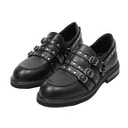 Schwarze Loafer aus Splittleder mit runder Spitze, drei silbernen Schnallen und besetzten Details auf weißem Hintergrund
