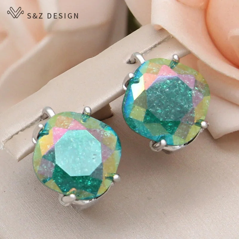 Brincos de cristal quadrados tonalidade prata com pedras geométricas em tons iridescentes verde, turquesa e rosa