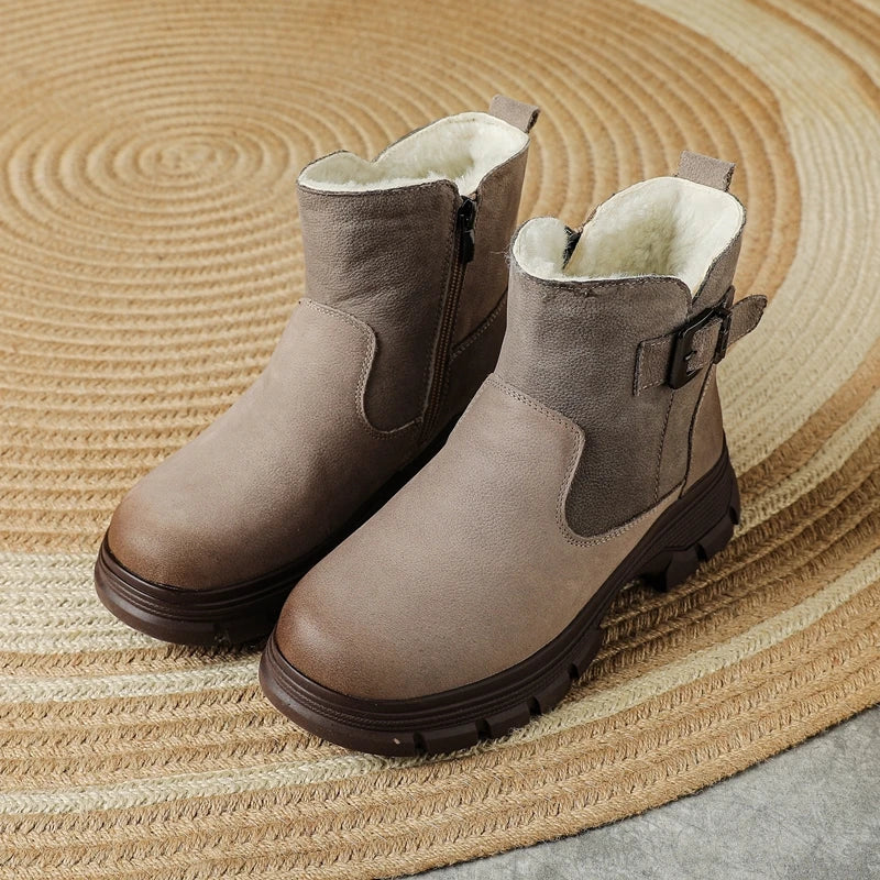 Γκρι-ταούπ ankle boots σε υφασμένο χαλί με εσωτερικό φερμουάρ, εξωτερική πόρπη και μαλακή επένδυση