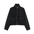 Jaqueta bomber falsa-suede preta com fecho dourado, gola alta levantada, dois grandes bolsos com aba e punhos.