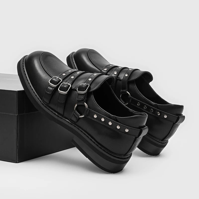 Rückseitenansicht chunky-Heel Loafers: durchgehende Nietenlinie am Fersenbereich und Gummitritt
