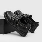 Rückseitenansicht chunky-Heel Loafers: durchgehende Nietenlinie am Fersenbereich und Gummitritt