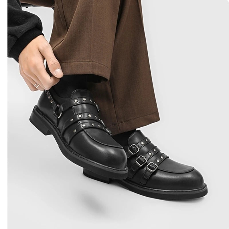 Nahaufnahme schwarzer Leder-Loafer an Füßen: Silberrardware-Details und runde Spitzenshape