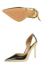 Einzelne metallische Gold-pointed-toe Stilettopumpe aus zwei Winkeln: gerippte Sohlenhaftung, Lackleder-Obermaterial und tiefer Seitenausschnitt