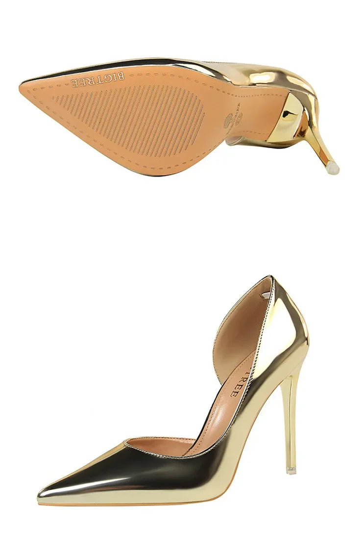 Einzelne metallische Gold-pointed-toe Stilettopumpe aus zwei Winkeln: gerippte Sohlenhaftung, Lackleder-Obermaterial und tiefer Seitenausschnitt