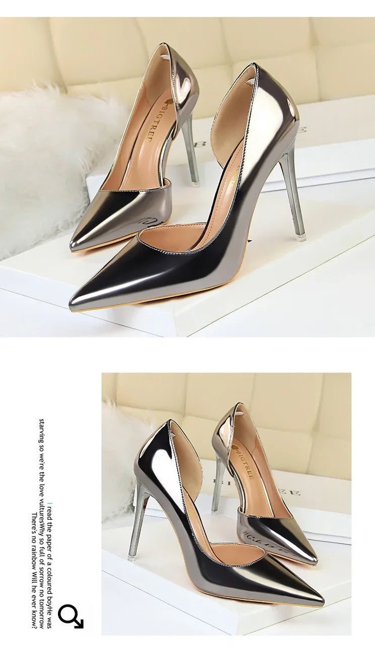 Dunkle metallische Bronze-Pointed-Toe-Stilettos aus zwei Perspektiven auf weißem Ständer mit dekorativen Texteinblendungen