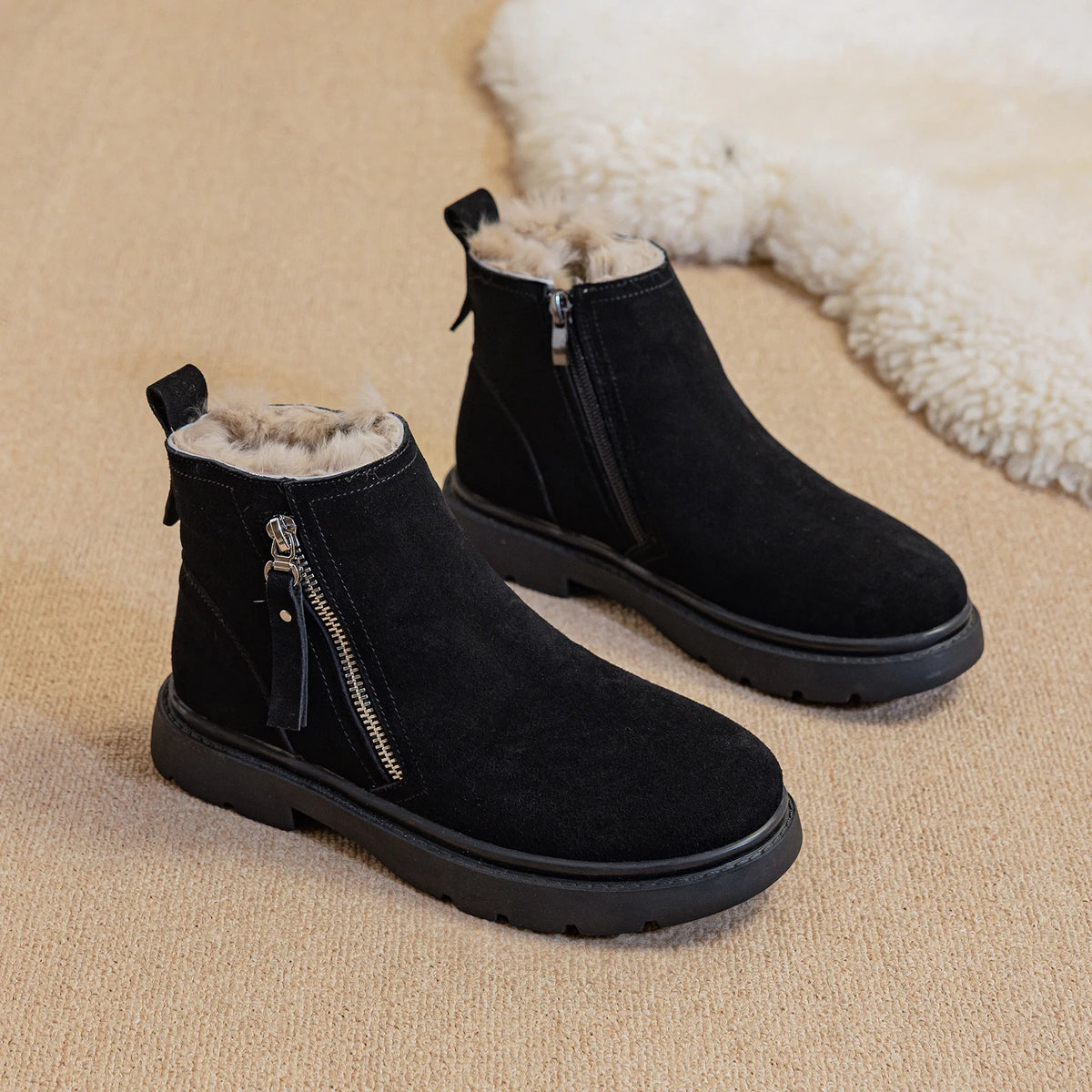 Botas de invierno negras con forro de pelusa, cremallera lateral metálica con tirador de borla y suela plana robusta de goma