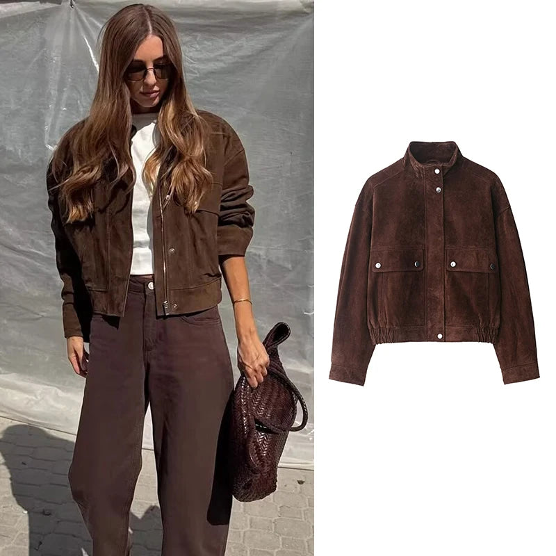 Jaqueta cropped texturada castanha-escura com botões de pressão e barra elástica, exibida em modelo e flat-lay.