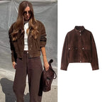 Jaqueta cropped texturada castanha-escura com botões de pressão e barra elástica, exibida em modelo e flat-lay.