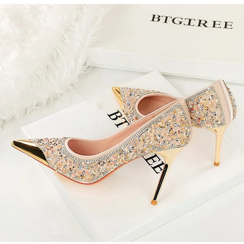 Funkelnde High Heels mit Perlen-Seiten und Goldspitze auf BIGTREE-Box mit Federn