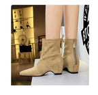Rück-Dreiviertel-Ansicht beige Wildlederschnürsenkel-Stiefel: Rückenreißverschluss, elastischer Schaft und gebogener Blockabsatz.