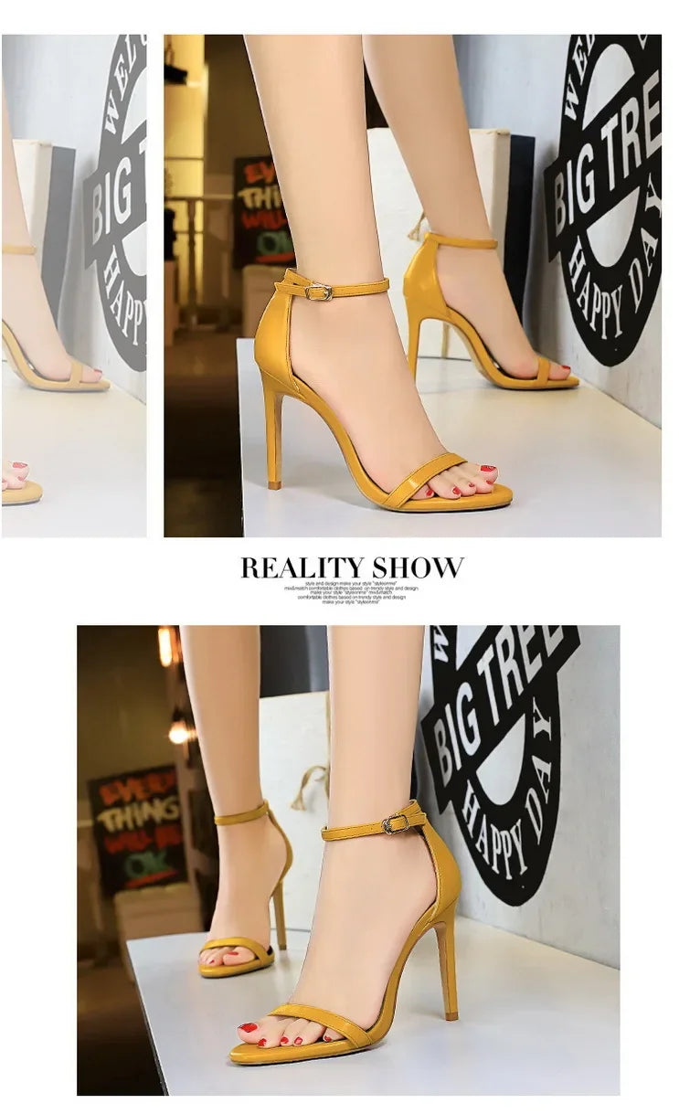Colagem mostrando modelo usando sandálias de salto alto amarelo mostarda com finas alças de tornozelo e bicos abertos
