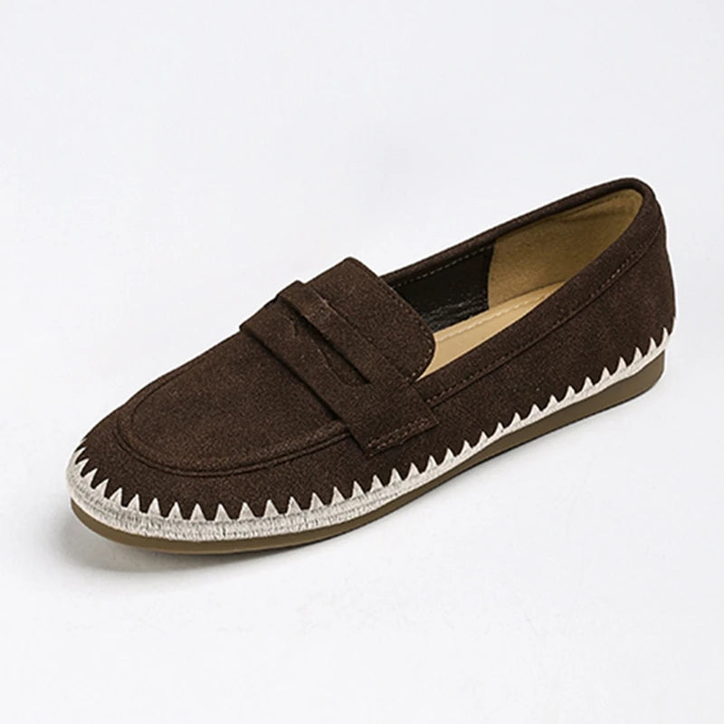 Profilo laterale di un mocassino marrone scuro che evidenzia la texture morbida della cow suede e la forma dalla punta arrotondata
