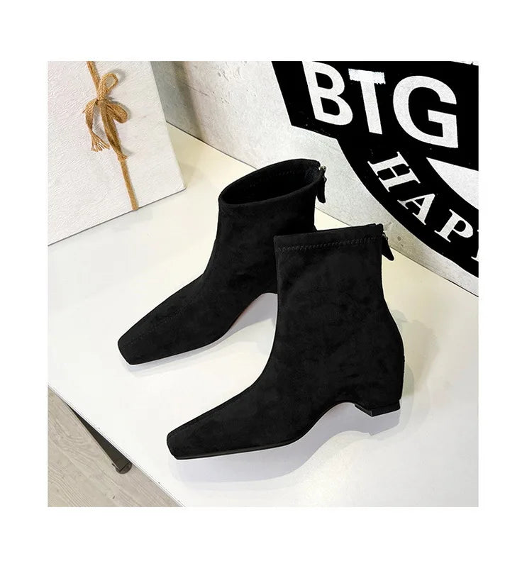 Studioaufnahme schwarzer Wildlederschnürsenkel-Stiefel: schlanke Silhouette, quadratische Spitze und Seitenreißverschluss-Hardware.