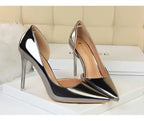 Silberne pointed-toe Stilettos mit Seitenausschnitt auf weißer Box, goldener BIGTREE-Name auf beiger Innensohle sichtbar