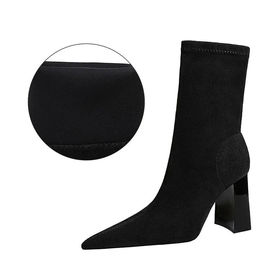 Detail der nahtlosen Stretch-Stofftextur am Schaft der schwarzen spitzen Stiefelette