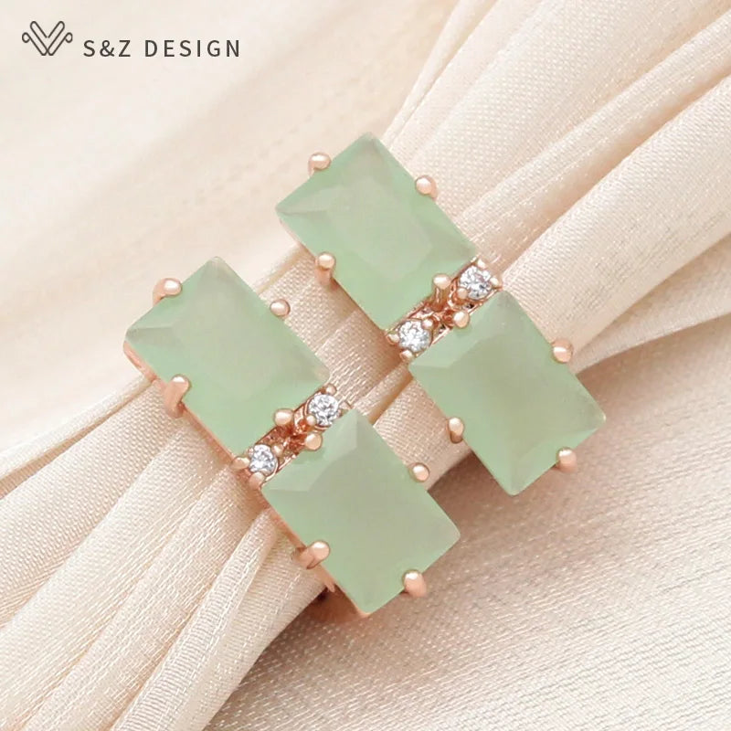 Brincos de cristal quadrados verde-menta com montagem em tom de rosa e detalhes tipo diamante sobre seda bege