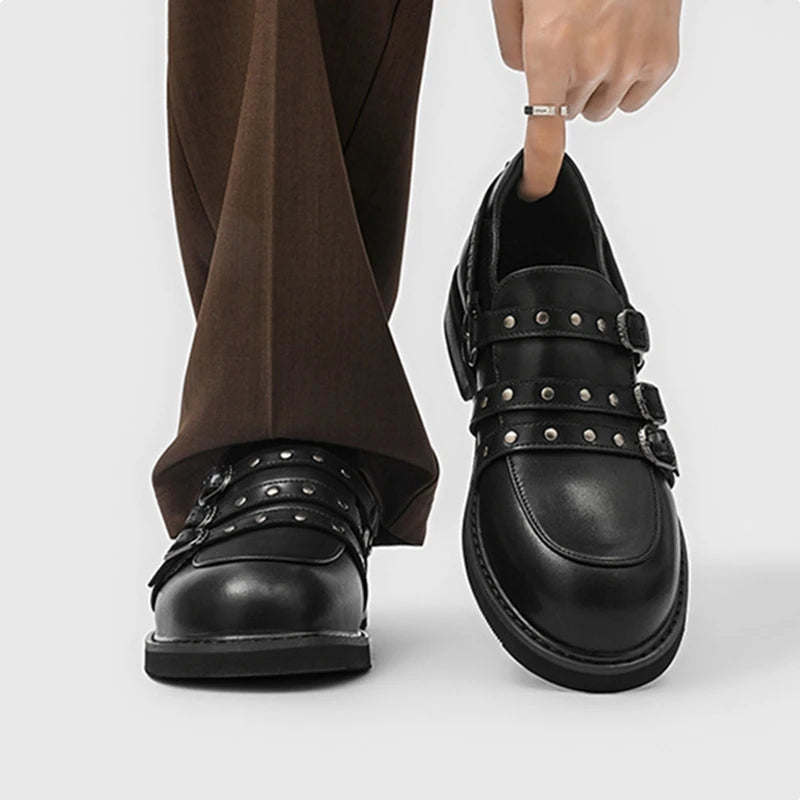 Dynamischer Shot: ein Schuh am Fuß, anderer hochgehalten; zeigt Innenfutter und komplettes Außendesign