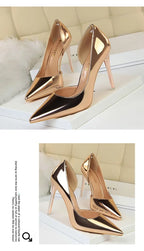 Metallische Bronze-Rose-Gold-Pointed-Toe-Stilettos aus zwei Perspektiven mit vertikalen Texteinblendungen und Geschlechtssymbol
