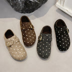 Disposición plana de cuatro pares de zapatos de fieltro con lunares y hebillas doradas