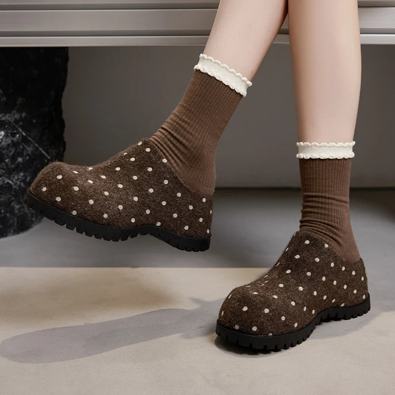 Seitenprofil brauner Punkt-Mules zeigt elastischen strumpfartigen Sitz, getragen mit passenden Socken und gerüschteten Bündchen