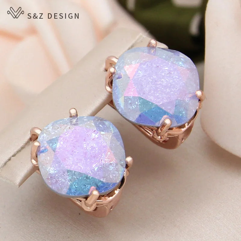Brincos de cristal com fissura de gelo quadrados em ouro rosa, com facetas iridescentes lavanda e azul sobre base bege