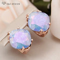 Brincos de cristal com fissura de gelo quadrados em ouro rosa, com facetas iridescentes lavanda e azul sobre base bege