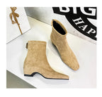 Beige Wildlederschnürsenkel-Stiefel mit quadratischer Spitze, niedrigem Blockabsatz, Seitenreißverschluss und elastischem Schaft.