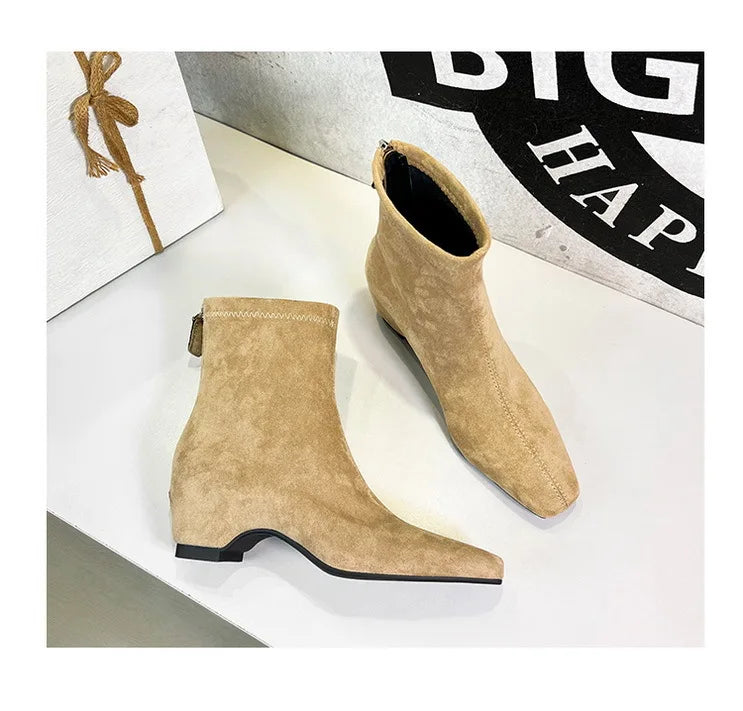 Beige Wildlederschnürsenkel-Stiefel mit quadratischer Spitze, niedrigem Blockabsatz, Seitenreißverschluss und elastischem Schaft.