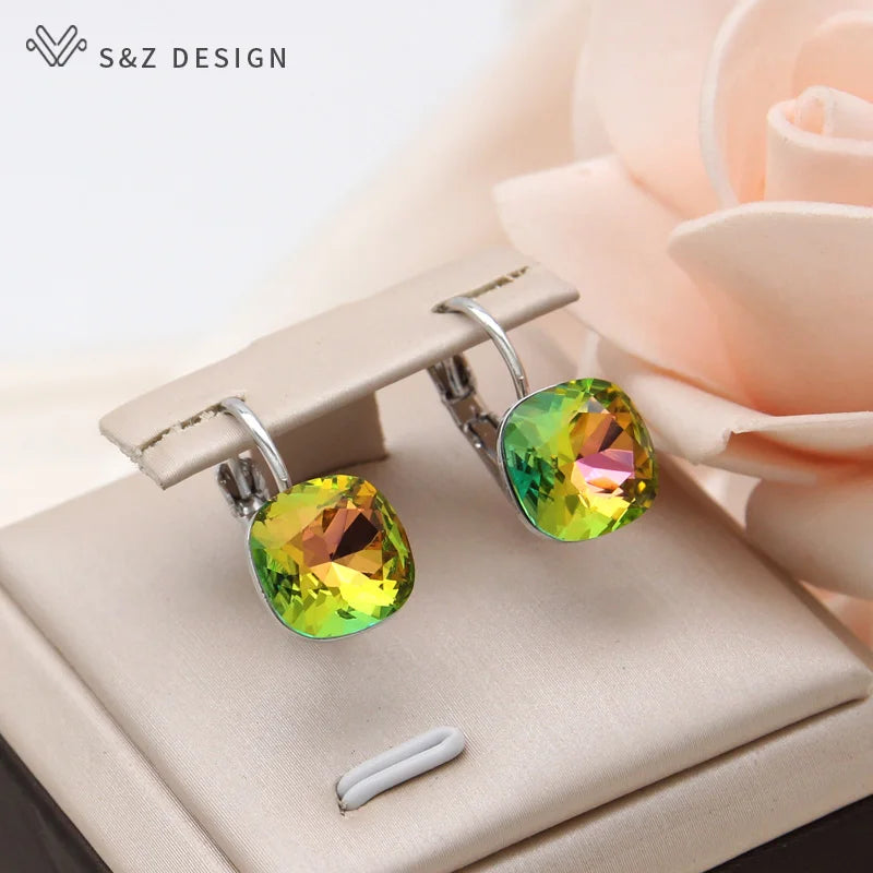 Brincos quadrados prateados S&Z Design com pedras facetadas vibrantes verde-lima, amarelo e rosa ao lado de rosa