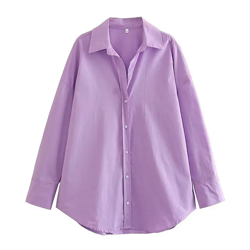 Camicia viola lavanda chiaro che mostra etichetta taglia inside collo e dettagli semplici polsini su sfondo bianco