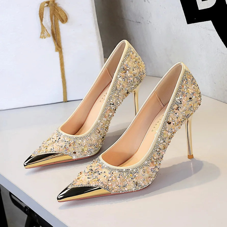 Irisierende Pailletten-Pumps mit reflektierender Goldmetall-Zehenkappe und dünnem Absatz