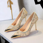 Irisierende Pailletten-Pumps mit reflektierender Goldmetall-Zehenkappe und dünnem Absatz