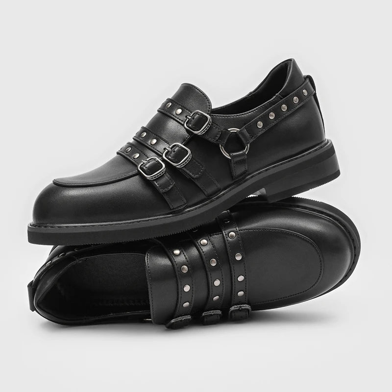 Seitenansicht schwarzer Stiefel mit Nieten, dicke Gummisohle, verstellbare Schnallen und Metall-O-Ring nahe der Ferse