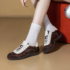 Vista lateral de zapatillas patchwork marrones mostrando protector de cordón crema con bordes dentados y cordones blancos