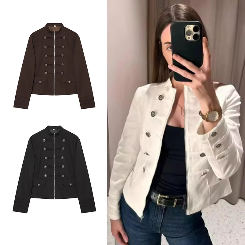 Composição mostra jaquetas castanha e preta vistas de cima e modelo usando versão branca com tops pretos e jeans