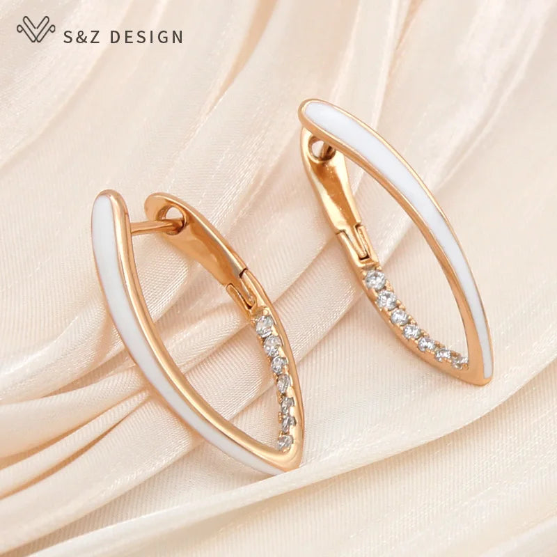 Elegantes brincos geométricos em ouro rosa com acabamento branco e disposição diagonal de zircônia cúbica