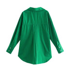Vista posteriore di camicia verde smeraldo che evidenziano piega orizzontale e design orlo curvo