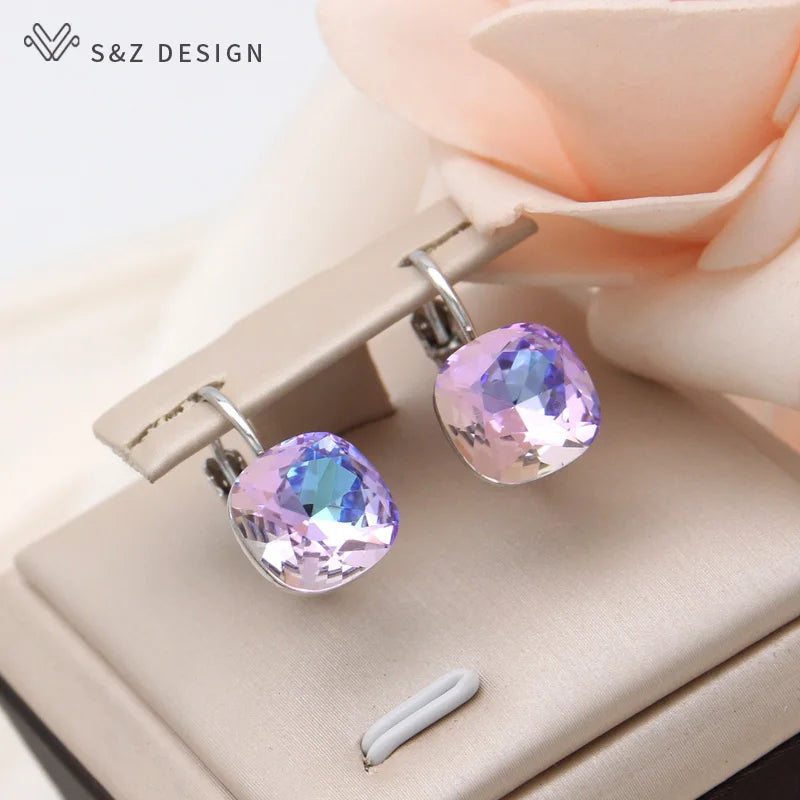 Brincos quadrados prateados S&Z Design com gemas lilás e reflexos azuis profundos em display bege