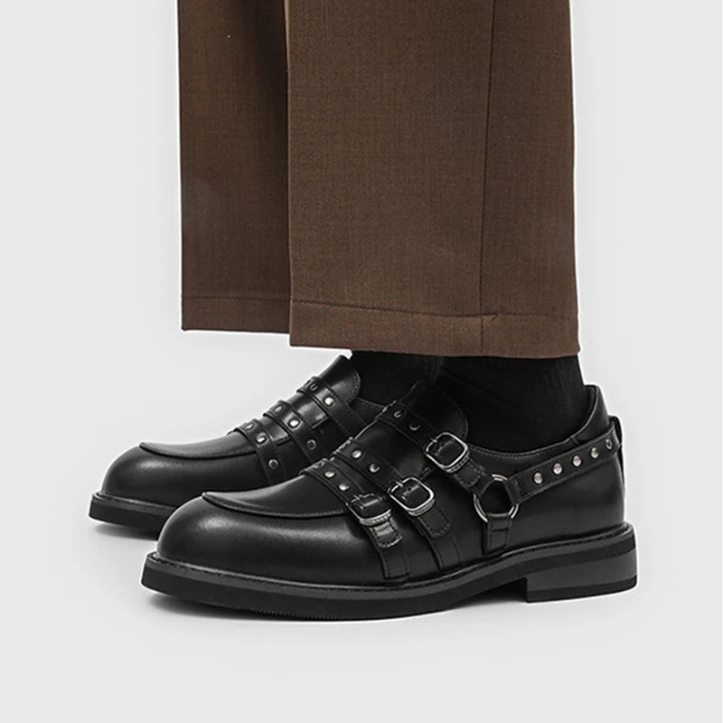 Frontalansicht Paar schwarzer Loafer: symmetrische Gurte, glatte Ledertextur und dicke Gummi-Außensohle